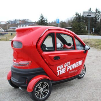 den røde ive-car kan nemt parkeres, nemt køres og nemt lades op fra en almindelig stikkkontakt