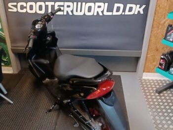 Yamaha Jog R black i sort rød - brugt scooter ved scooterworld.dk