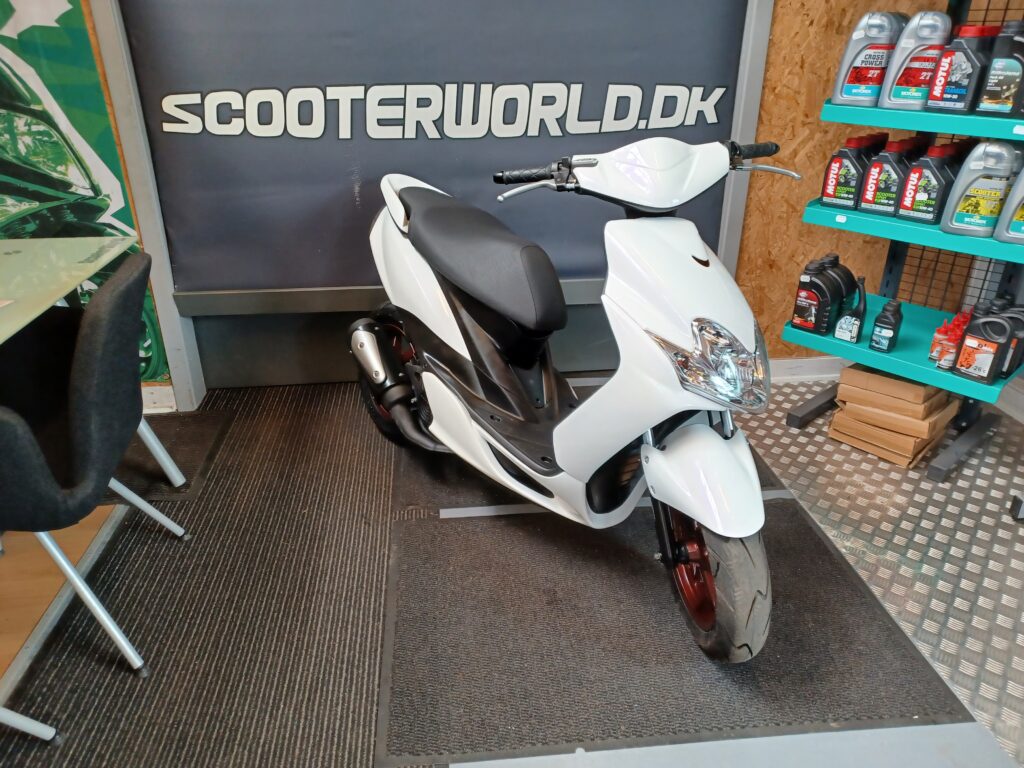 945 Møntvask til stede Yamaha Jog R - hvid • Scooterworld